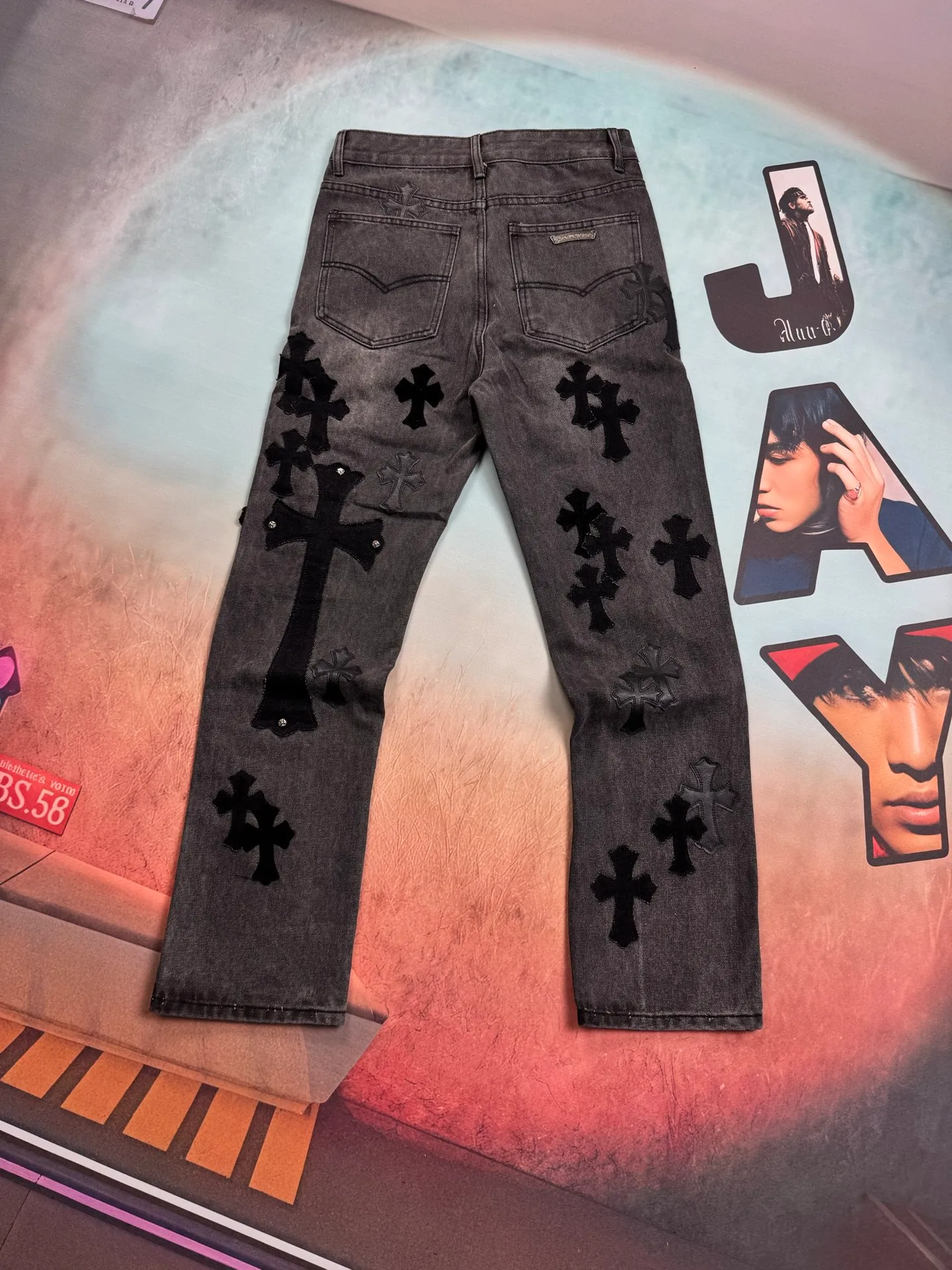 🅿️320 🔘Style No.-KL106 🔘Cro Heart𝐂𝐡𝐫𝐨𝐦𝐞 𝐇𝐞𝐚𝐫𝐭 SexRecords Series Metal Laminated Cross London Limited Black Bull King Jeans* [Same Style as Pan Weibai] The blockbuster in the fashion world is here! Chrome hearts and SexRecords co-branded the metal-veneer cross-fried snowflake black London Bull King limited edition jeans. They are definitely top-notch products in the fashion industry. Fashionistas should not miss it! These pants perfectly recreate the vintage feel. The special cowhide produced in Italy is carefully printed and cut accurately by craftsmen. It is then matched with customized sheepskin and is carefully pasted with three layers of thick lines. The overall splicing process is unique, combined with heavy washing and dyeing, and every detail exudes unparalleled design charm. It adopts three-dimensional cutting and has a loose and comfortable fit. It can be easily controlled by any figure and has a great effect of making you taller and slimmer. Carefully crafted by a major manufacturer and following the strict quality control standards of the original factory, the quality is impeccable. Wearing it will instantly transform you into the focus of street fashion.  Size: S M L XL XXL (28.30.32.34.36) Color: Black Gray